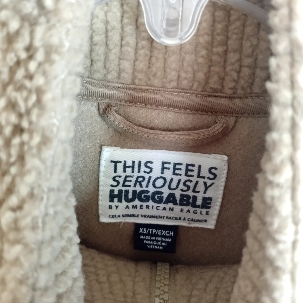 American Eagle Outfitters cropped sherpa quarter-zip sweatshirt Sz Xs